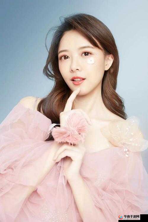 LPL 主持人骆歆分享照片：展现魅力瞬间