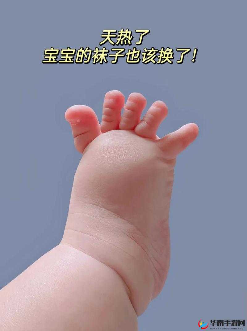 宝宝把脚抬高看镜子：萌娃的奇妙举动