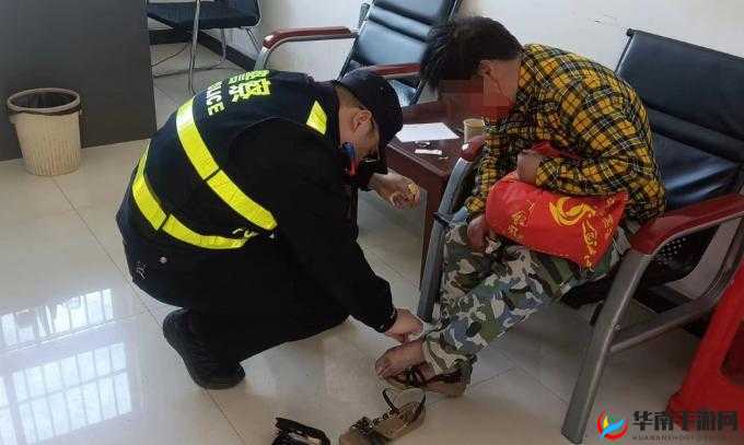 刷子刷警察脚底心引热议