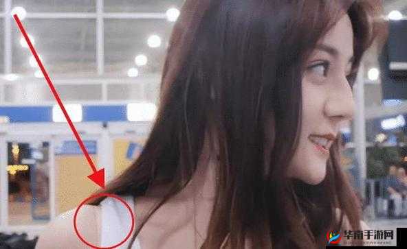 从袖子里意外看到小背心的奇妙发现