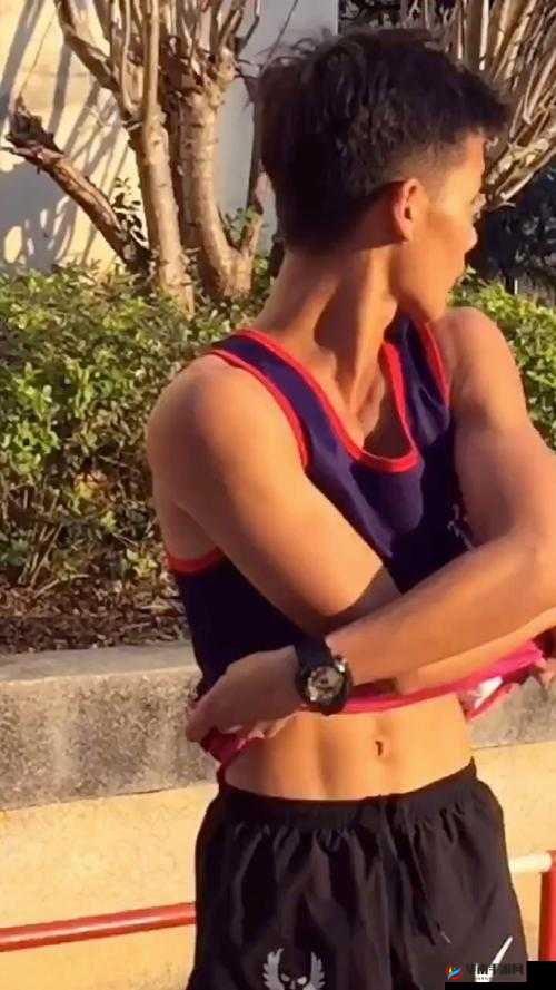 腹肌体育生放烟花全面展示- 肌肉与火光的激情碰撞