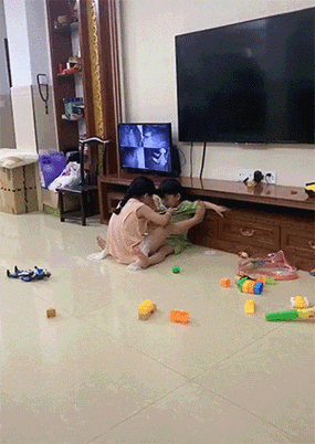 小孩晚上喂姐姐吃钢筋可以吗：这种行为太危险