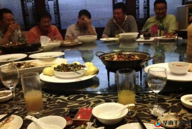 领导请我和老婆去他家吃饭啦