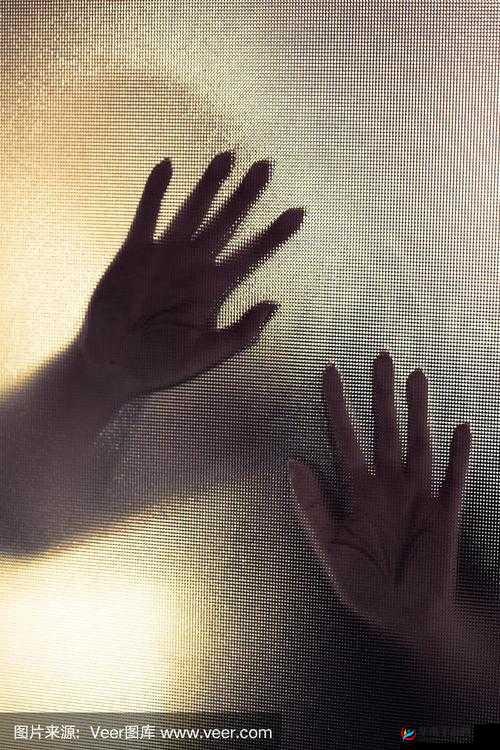 女子被压到落地玻璃窗前