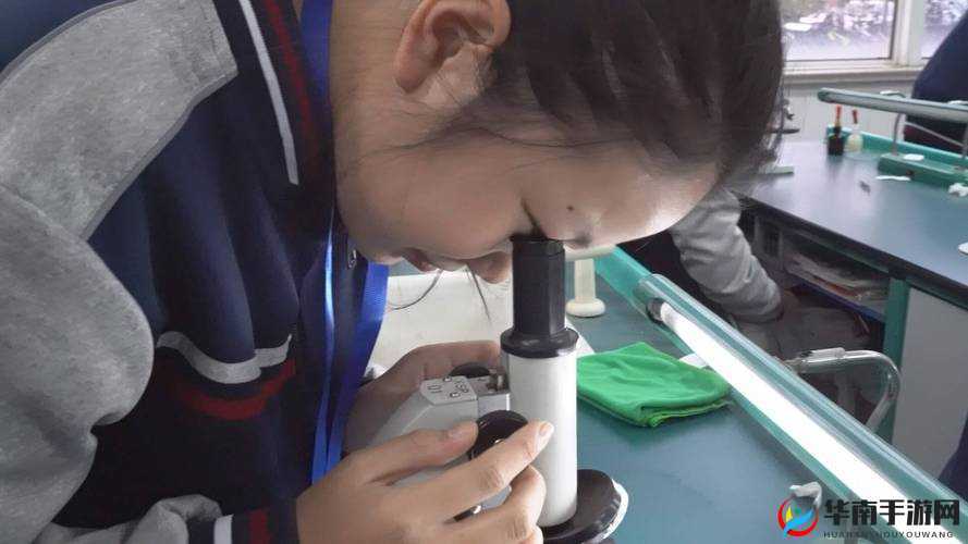 生物老师上课亲自展示自己：探索生命奥秘