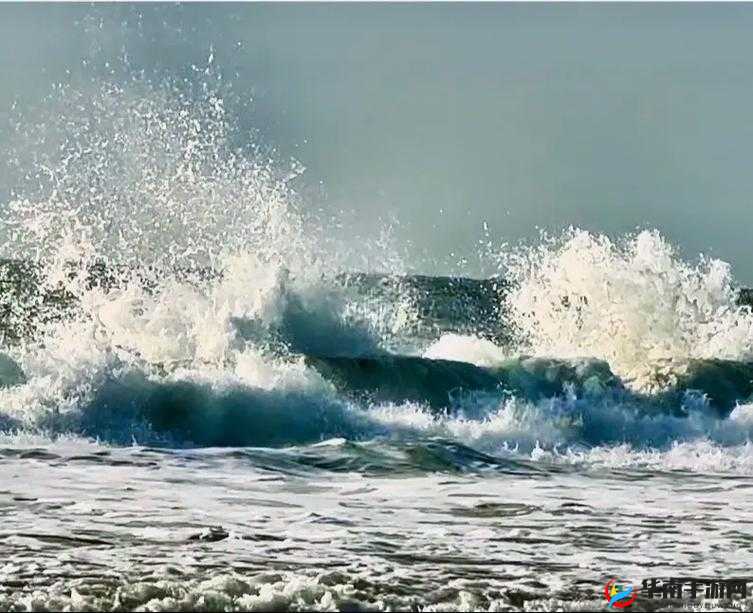浪花一阵接一阵地涌了过来：海洋的澎湃力量在尽情展现
