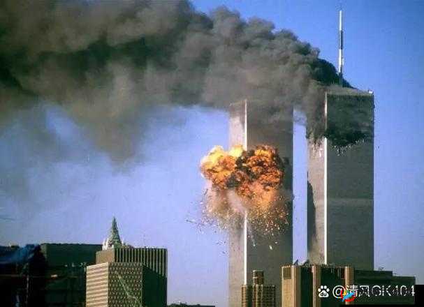 美国纽约地标建筑 World Trade Center 被两架被恐怖分子劫持的民航客机撞击后倒塌