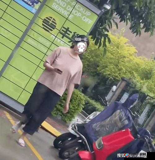 美女真空下楼取快递被 c ：社死现场还是另有隐情？