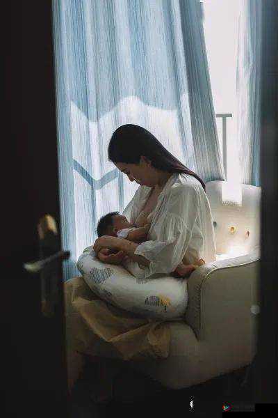 人妻哺乳初青 2013：独特的哺乳场景引人关注