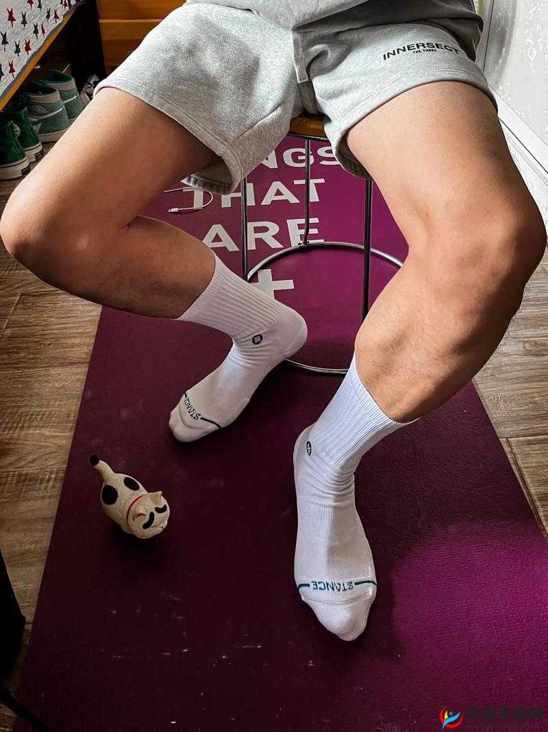白袜体育生 Gay：青春肉体的自我探索之路