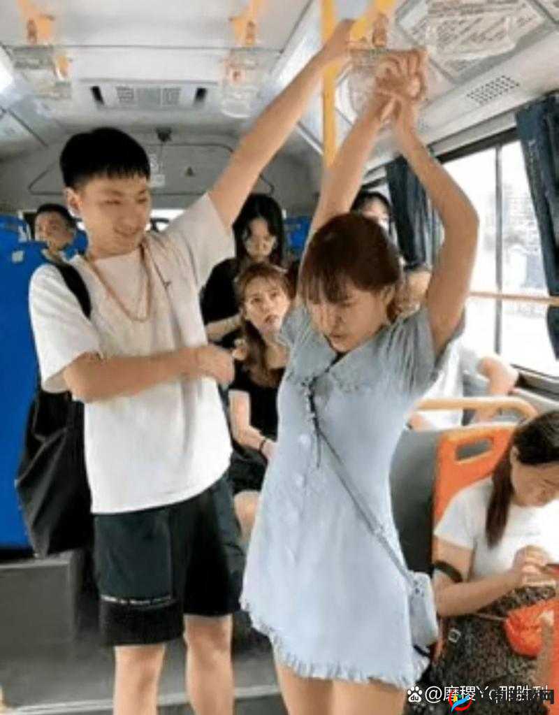 公交车里抓着摇曳的手环：乘车途中的独特体验与感悟