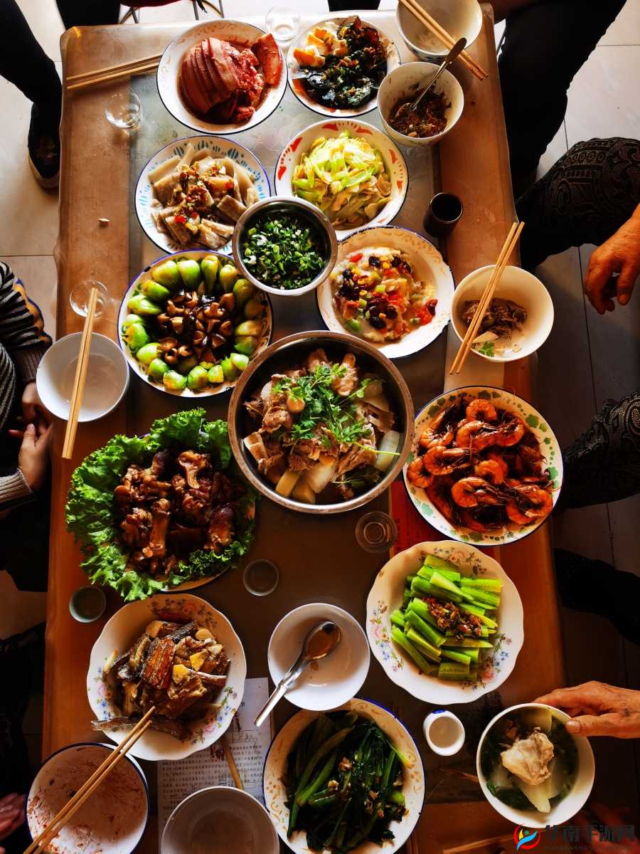 2025年蛇年春节，家族年夜饭的盛宴中蕴含深厚江湖情缘