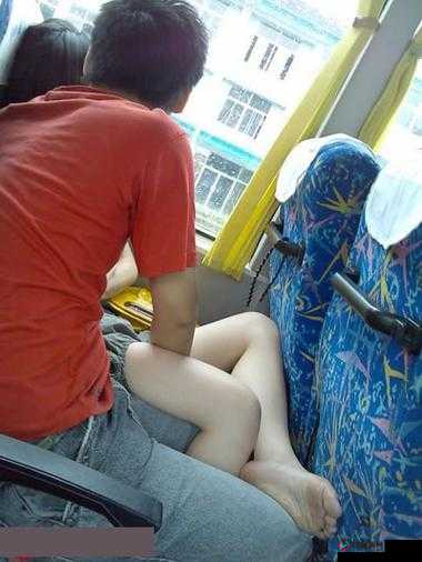 公交车上的私密高 C：乘客们的惊人之举