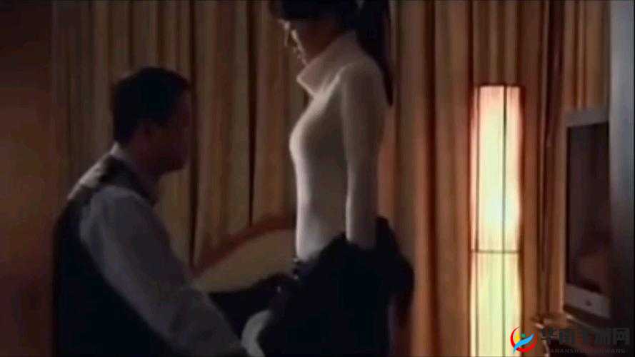 女子打扑克时喊疼叫出声引发的别样场景探讨