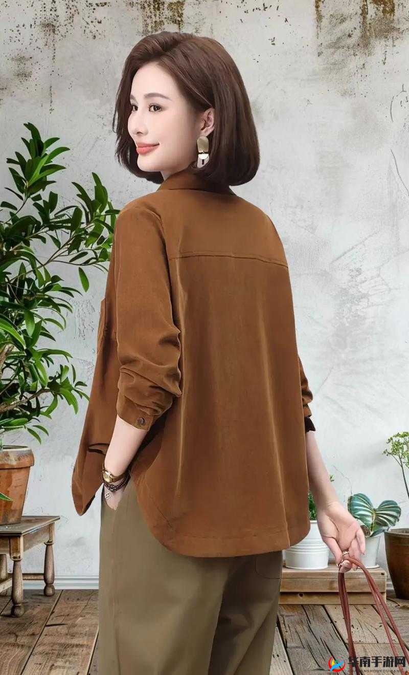 2024年最新中年妈妈布扣上衣款式推荐，时尚舒适又显气质，适合多种场合穿搭选择