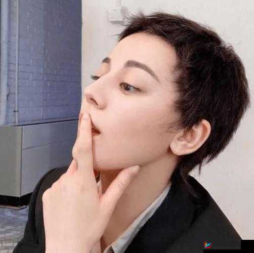 女生寸头挑战：是时尚先锋还是勇气试炼？寸头挑战：女生演绎别样帅气勇敢者的游戏：女生寸头挑战寸头新时尚：女生的别样风情打破常规：女生寸头挑战寸头女生：帅气与个性的完美结合你眼中的寸头女生是什么样的？寸头挑战：女生的自我突破与表达