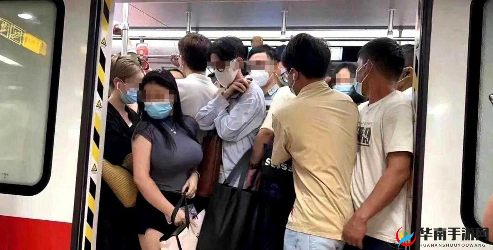 在拥挤的公交车上，一名身材健硕的男子突然出现了令人震惊的生理反应，他的私密部位竟然勃起，并且异常粗长这一尴尬的情况引发了全车人的关注和热议，大家纷纷猜测他的身份和背后的原因