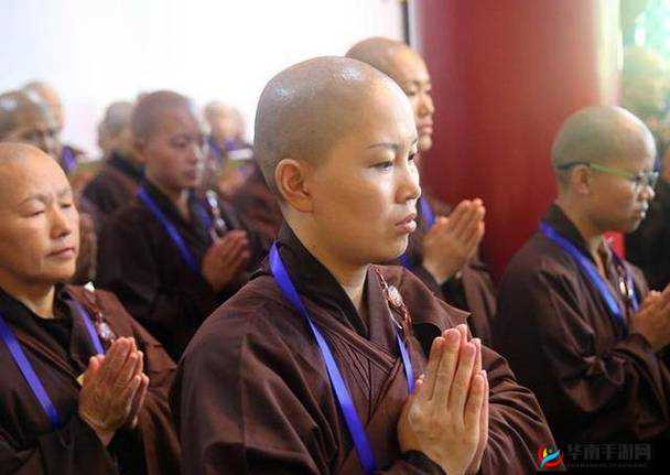 尼姑是一种宗教女性修行者，她们通常居住在寺庙或尼姑庵中，过着禁欲、独身、素食的生活尼姑的生活方式和价值观与普通人有所不同，她们注重内心的修行和精神的追求如果你对尼姑的生活感兴趣，可以通过阅读相关的书籍、文章或参观寺庙来了解更多信息